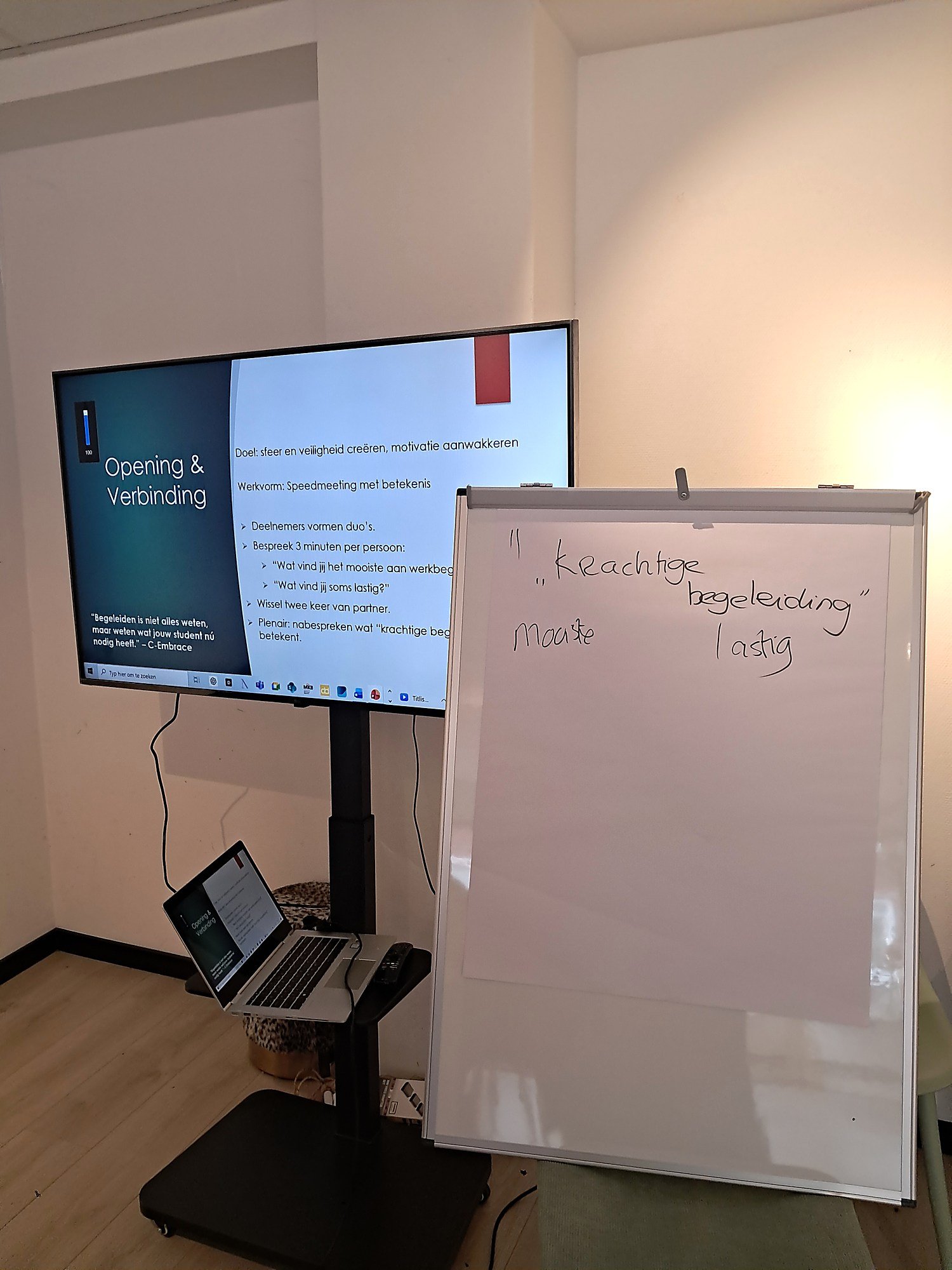 Trainingsopstelling van C-Embrace met flip-over over krachtige begeleiding en de openingsslide Opening & Verbinding